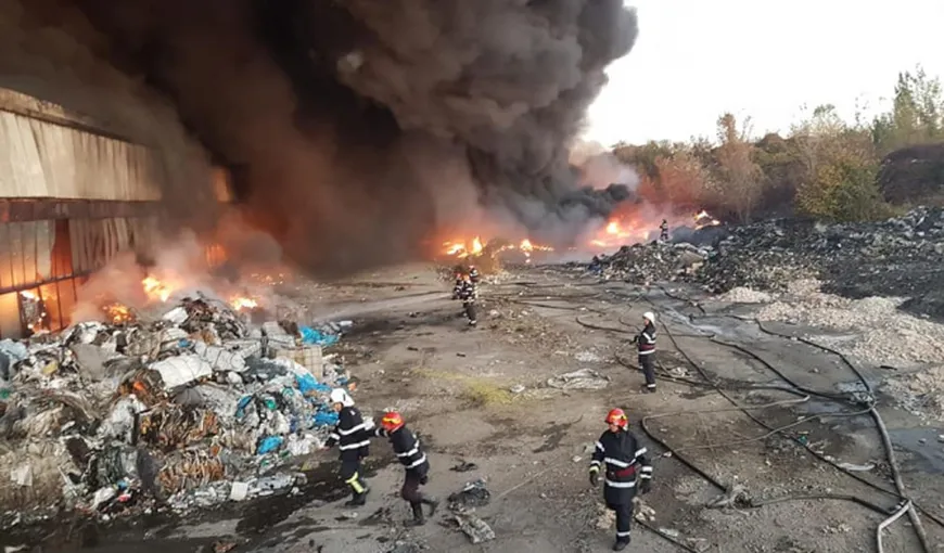 Incendiul de la depozitul de mase plastice din Ploieşti, stins după trei zile