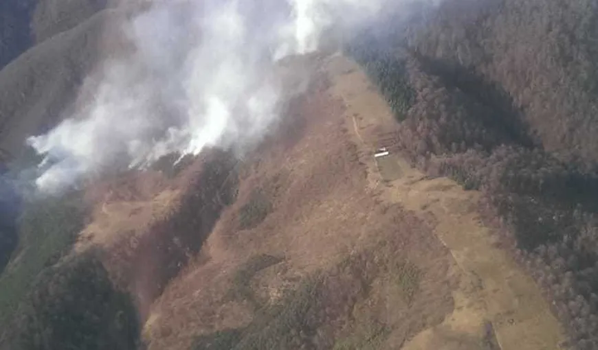 Incendiul din Munţii Semenic a fost localizat, însă elicopterul MAI nu a mai putut interveni pentru stingerea focului