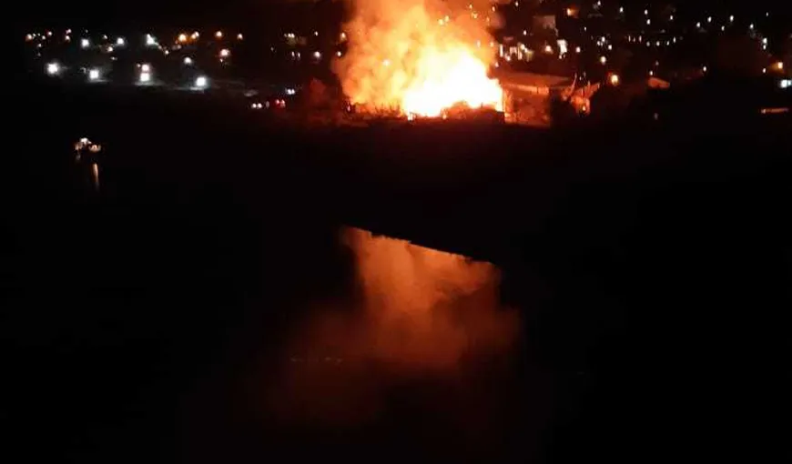 Incendiu violent în zona barăcilor din Cernavodă: o femeie a fost dusă la spital