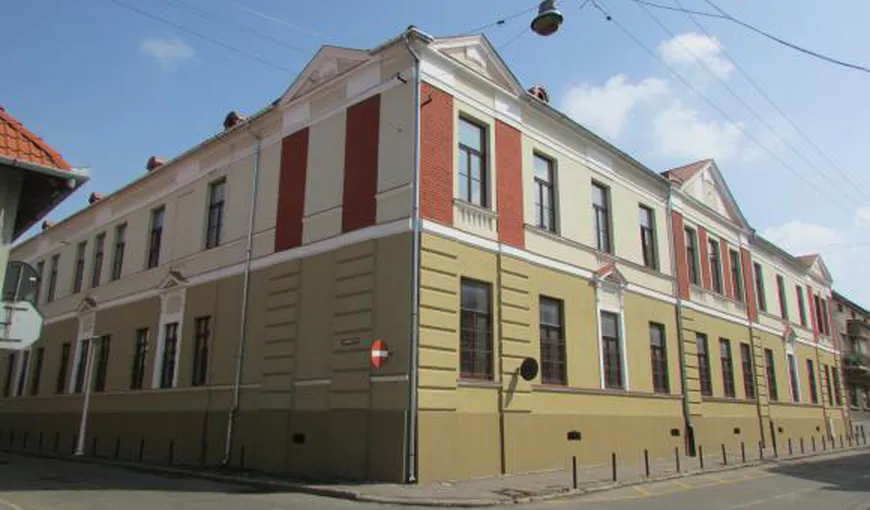 Conducerea liceului din Oradea, unde au existat acuzaţii că elevilor li se aplicau electroşocuri, a fost demisă