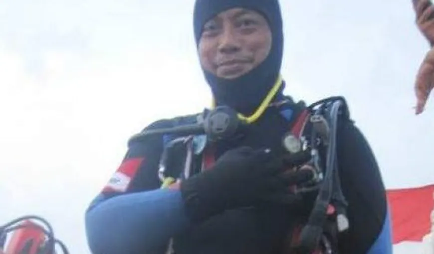A murit în misiune. Scafandrul care recupera cadavrele pasagerilor avionului prăbuşit în Indonezia şi-a pierdut viaţa
