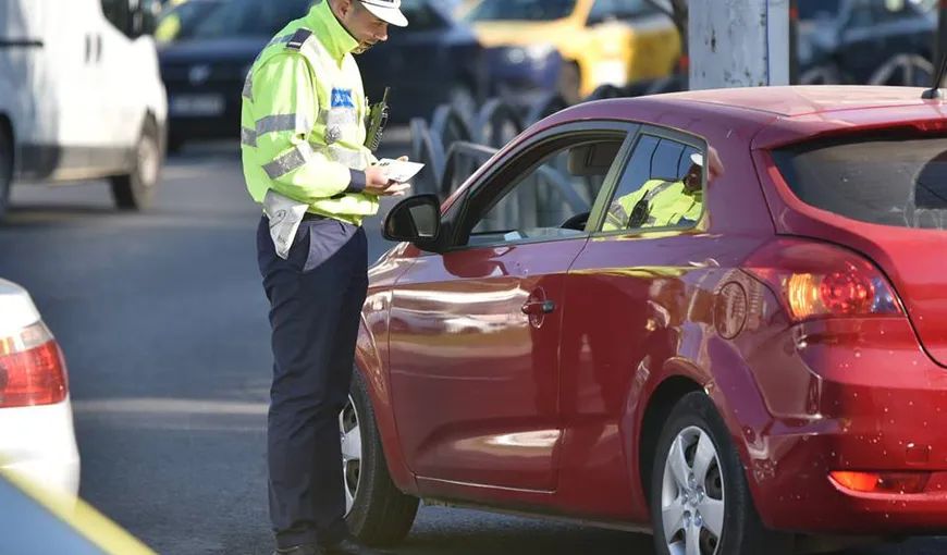 Un poliţist către o şoferiţă: „De ce nu purtaţi centură?”. Răspuns: „Pentru că port silicoane, nu se vede?” Dialog savuros pe şosea
