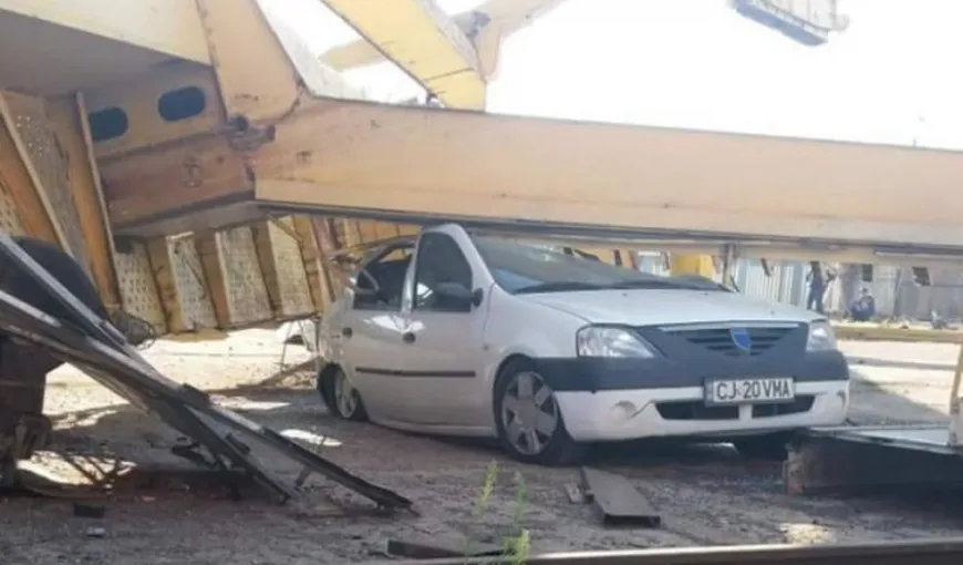 O macara s-a prăbuşit peste o maşină în Cluj-Napoca VIDEO