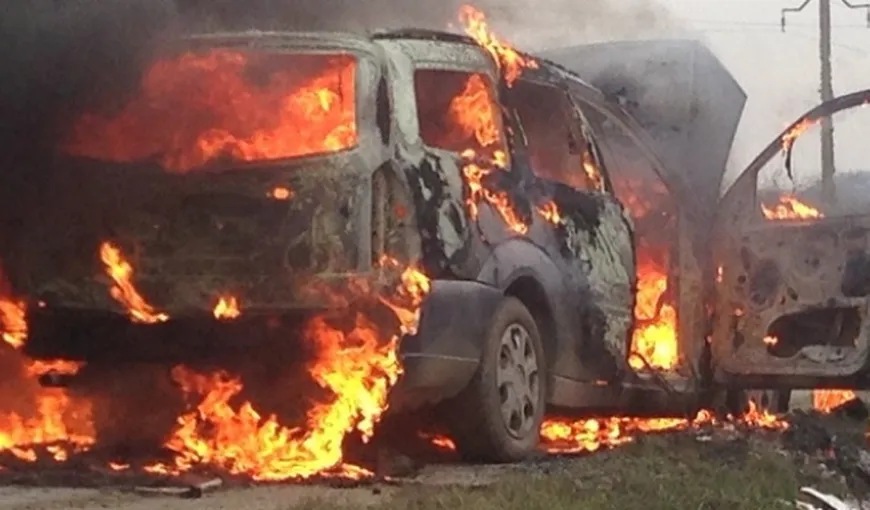 Maşina în flăcari în Bucureşti. De la ce a pornit incendiul VIDEO