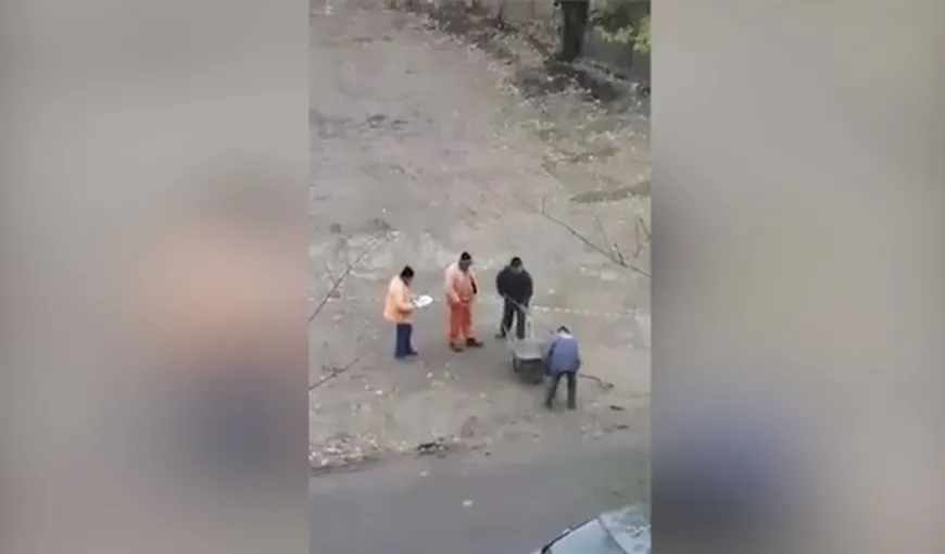 Patru muncitori filmaţi când scot apa dintr-o groapă cu lopata şi o cară cu o roabă. Filmarea a devenit virală