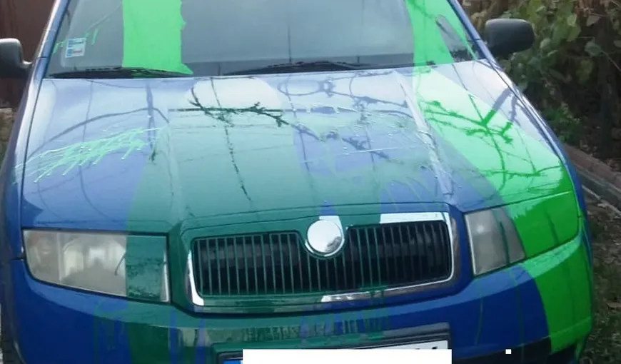 Maşina unui poliţist din Arad, vandalizată de trei tineri care au vrut să se răzbune după ce unul fusese amendat în trafic