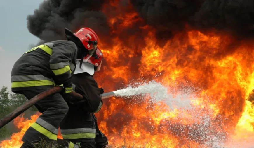 Incendiu de proporţii într-un bloc din Capitală. O femeie a murit