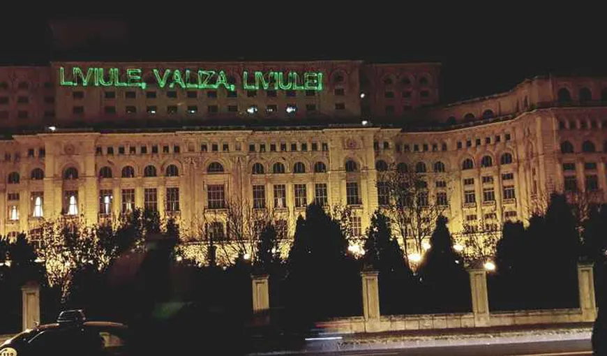 „Liviule, valiza, Liviule”, proiecţie laser pe clădirea Palatului Parlamentului. Protestul a fost oprit de jandarmi