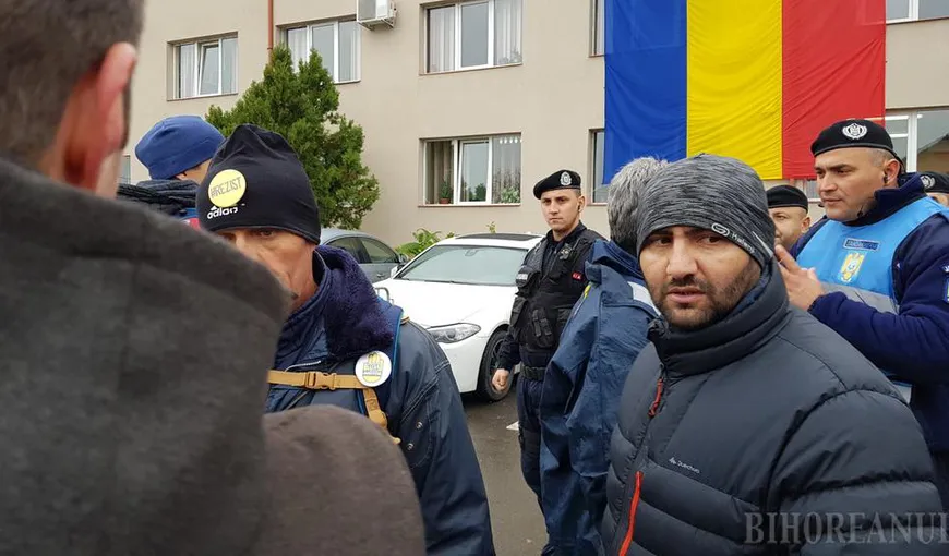 Scandal la Oradea, între protestatarii Rezist şi simpatizanţii PSD. A fost nevoie de intervenţia jandarmilor VIDEO