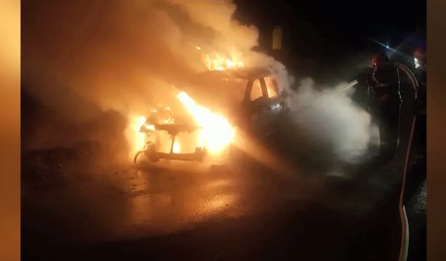 Mașina unui om de afaceri din Timiș s-a făcut scrum. Pompierii susţin că focul a fost pus intenţionat