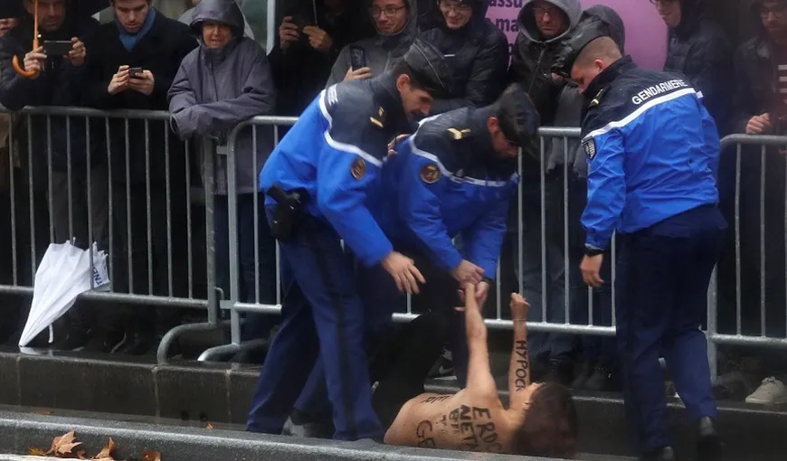 Două activiste Femen, reţinute la Paris după ce au forţat barierele de securitate când trecea maşina lui Donald Trump