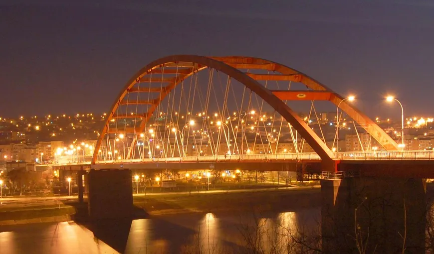 Un tânăr s-a aruncat în Dunăre, de pe podul de la Cernavodă. Echipajele ISU au pornit în căutarea lui