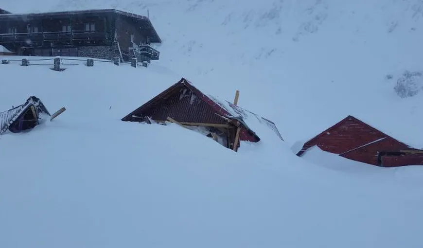 Avalanşă masivă la Bâlea Lac. Zăpada a rupt căsuţele de lemn