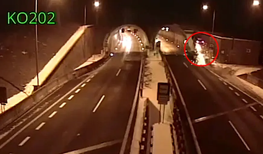 Accident şocant surprins de camere. Un şofer a sărit cu maşina în tavanul unui tunel VIDEO