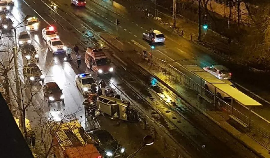 Accident grav în Capitală. Un şofer s-a răsturnat cu maşina pe linia de tramvai