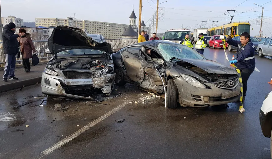 Accident grav, două maşini s-au făcut praf pe Podul Alexandru din Iaşi VIDEO