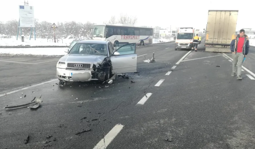 Accident grav în Sibiu. Doi copii şi tatăl lor au ajuns la spital