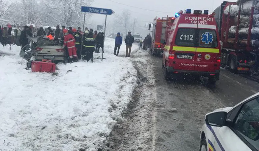 Accidente grave din cauza ninsorilor, sunt morţi, răniţi şi drumuri blocate VIDEO