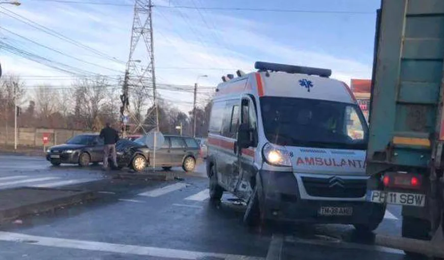 Ambulanţă care transporta o pacientă, implicată într-un accident