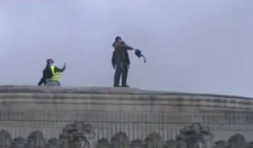 „Vestele galbene” au luat cu asalt Arcul de Triumf, l-au măzgălit şi se plimbă pe el. Protestatarii au incendiat Parisul VIDEO