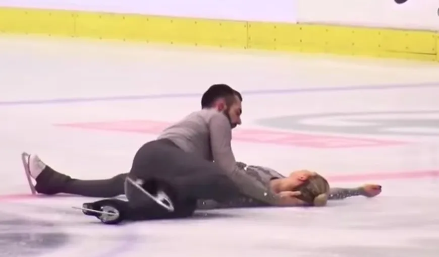 Momente înfiorătoare la un concurs de patinaj. O sportivă a fost scăpată de partener, a căzut în cap şi a leşinat VIDEO