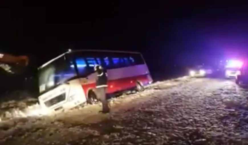 Autocar cu 29 de pasageri, răsturnat în judeţul Olt VIDEO