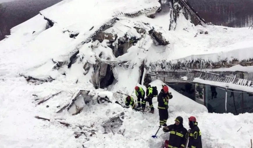 Un copil îngropat sub zăpadă în urma unei avalanşe, salvat după aproape o oră