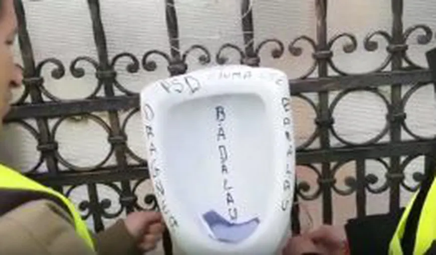 Casa ministrului Niculae Bădălău, vandalizată de protestatari Rezist