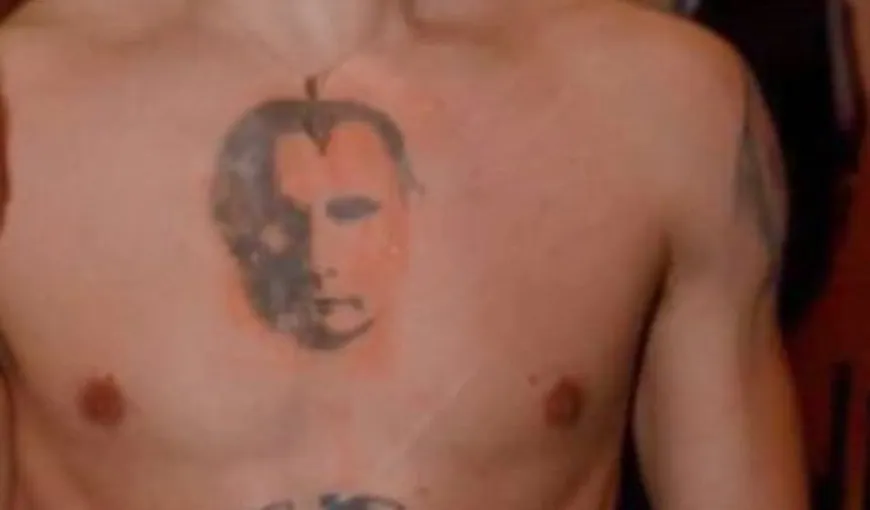 Un balerin ucrainean apare pe Instagram cu figura lui Putin tatuată pe pieptul său