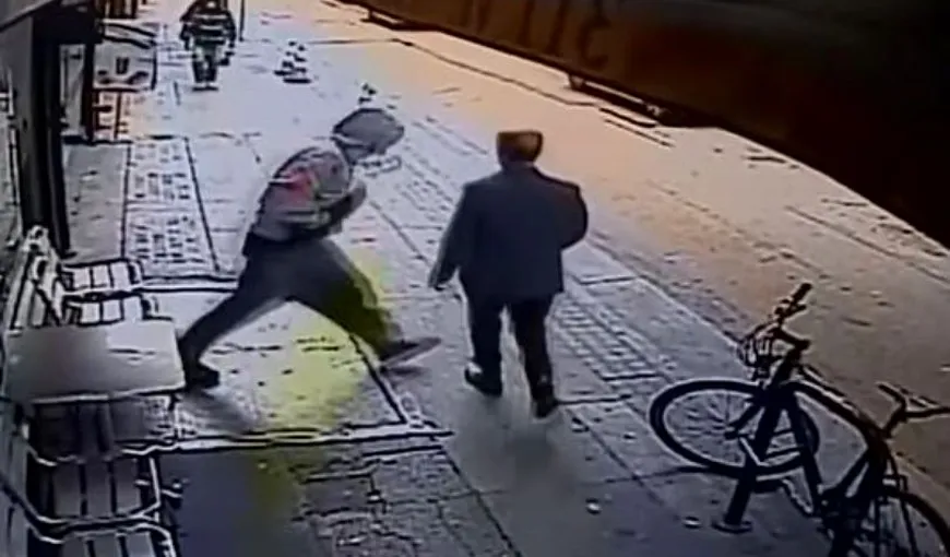 IMAGINI ŞOCANTE: Momentul în care un bărbat este împins de un necunoscut sub roţile unui camion