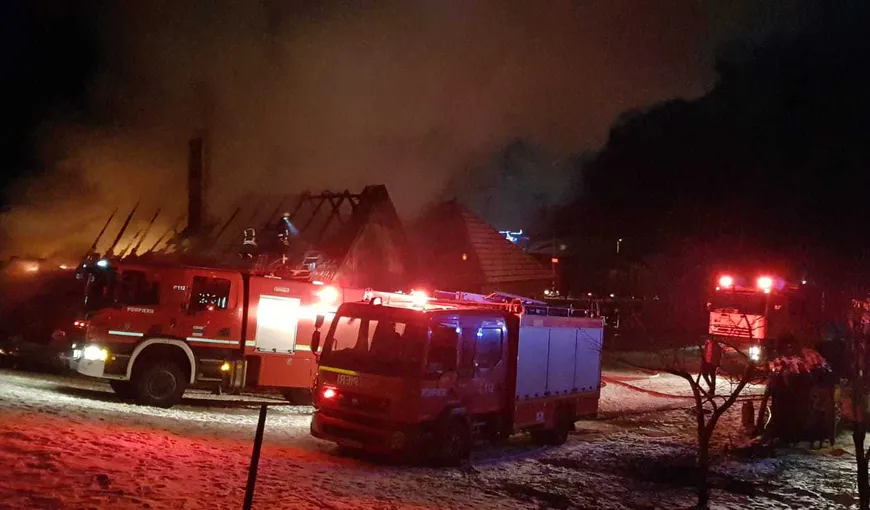 O casă din Moieciu de Jos, distrusă aproape în totalitate de un incendiu