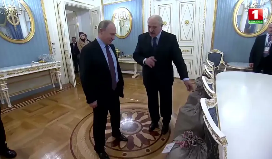 Cadou inedit pentru Vladimir Putin. Preşedintele Belarusului i-a dăruit patru saci cu cartofi