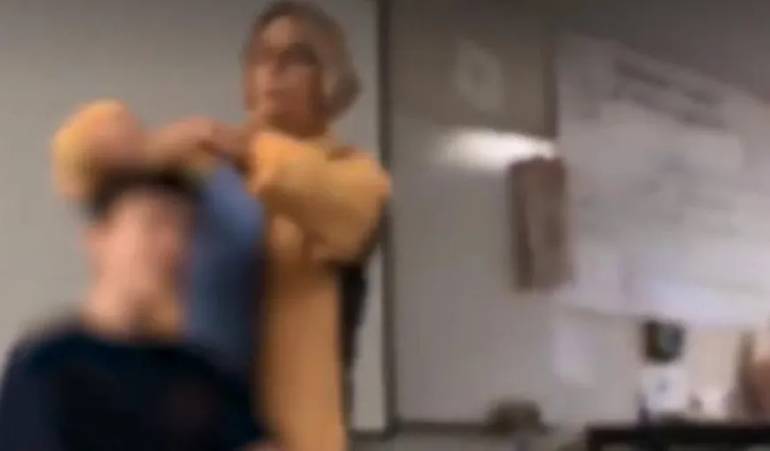 Momente şocante filmate în clasă, la liceu. Profesoara de chimie îi tunde pe elevi cu forţa VIDEO