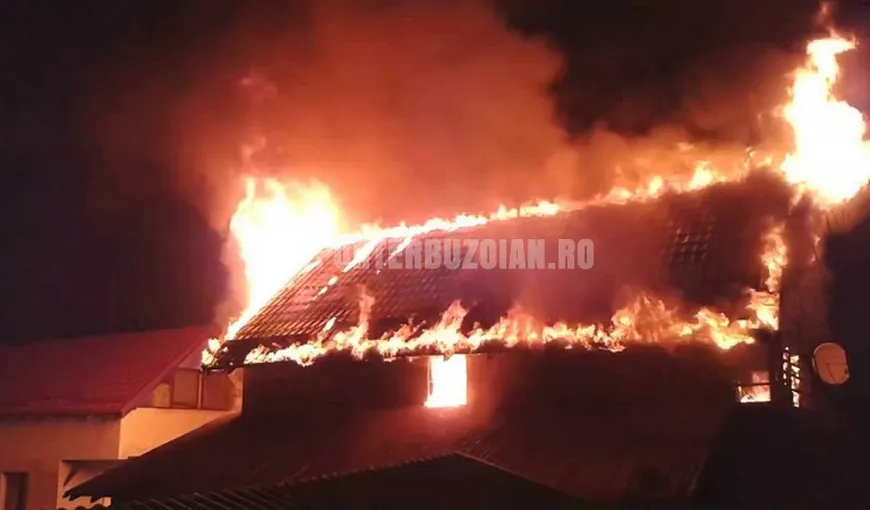 Buzău. Două persoane au murit carbonizate şi o casă a ars în urma unui incendiu izbucnit cel mai probabil de la o ţigară FOTO