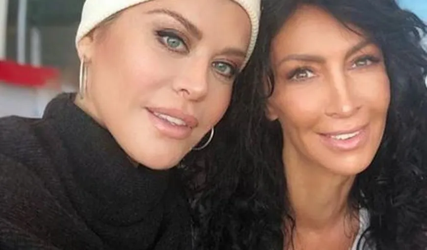 Loredana şi Mihaela Rădulescu au dat nas în nas în aeroport. Fotografia celor două a declanşat un val de reacţii