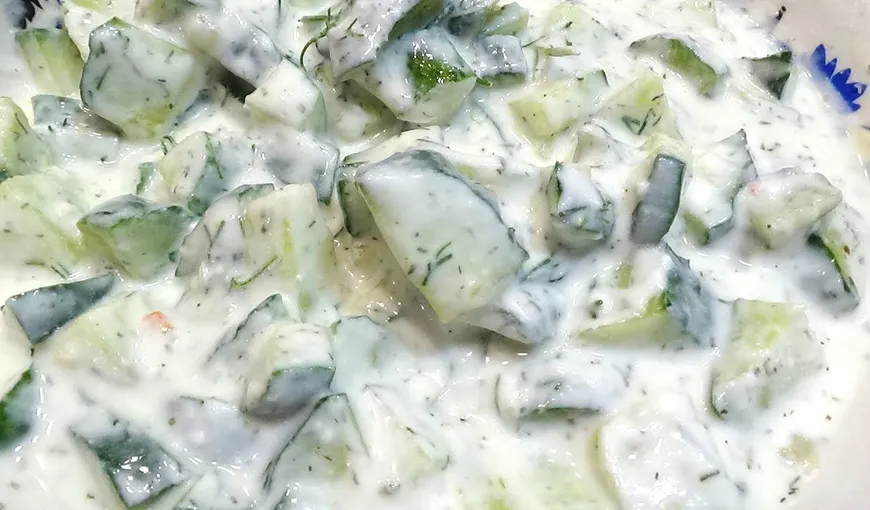 Salată de castraveţi cu iaurt şi usturoi