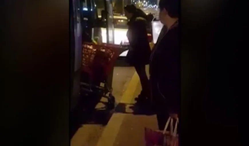 Scene incredibile într-o staţie din Capitală. O familie a urcat cu căruciorul în microbuz VIDEO