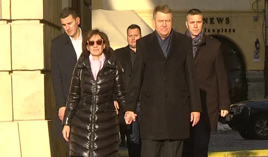 Preşedintele Iohannis şi soţia sa, la slujba de duminică de la Biserica Romano-Catolică „Sfânta Treime” din Sibiu VIDEO