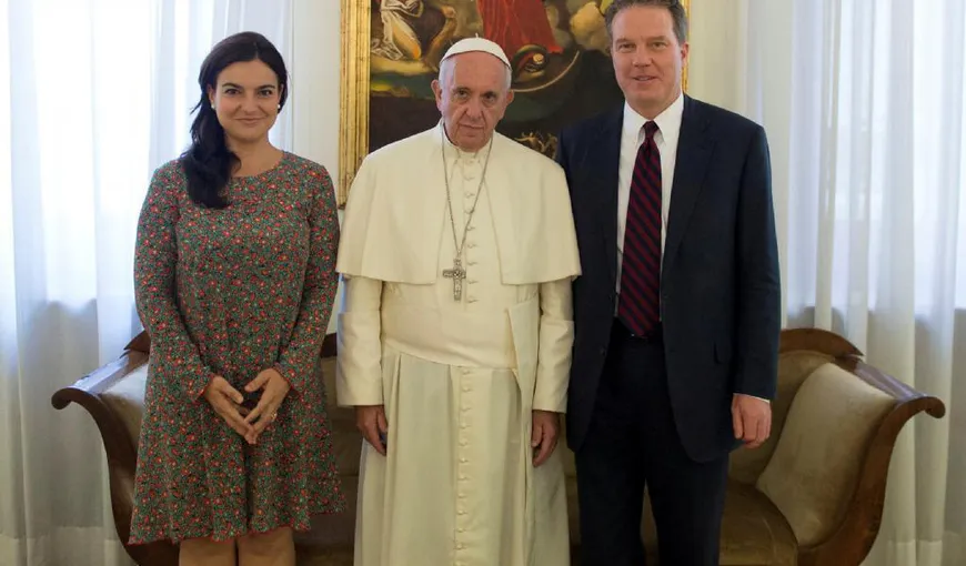 Purtătorul de cuvânt al Vaticanului, americanul Greg Burke, şi adjuncta sa, spaniola Paloma Garcia Ovejero, au demisionat