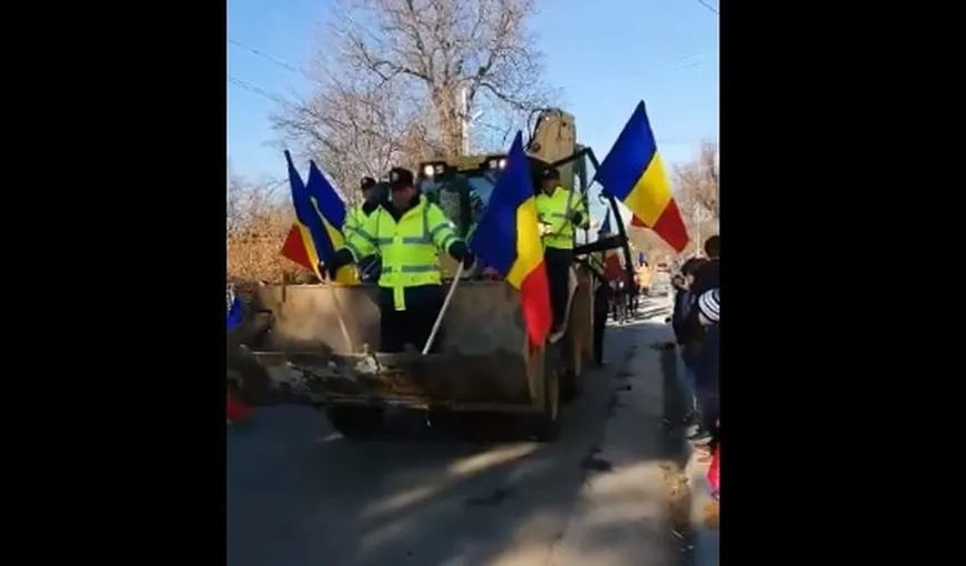 Ziua Naţională sărbătorită într-un mod halucinant în Buzău. Paradă cu maşini de salubritate, escavatoare şi căruţe VIDEO