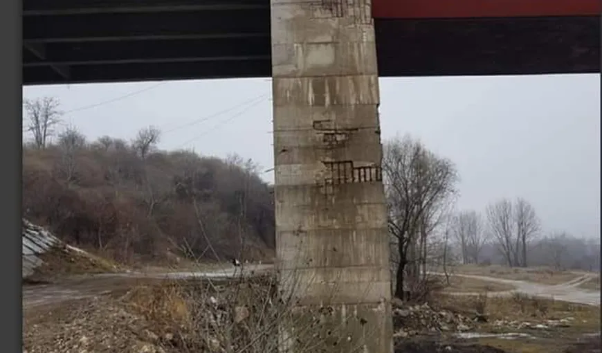ŞTIREA CITITORULUI. Pericol pentru şoferi. Cum arată podul peste râul Argeş de la Adunaţii Copăceni