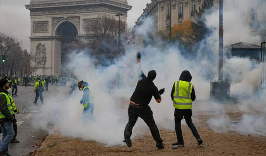 Violenţele din Paris escaladează. Preşedintele Macron, reuniune la Elysee pentru instaurarea stării de urgenţă
