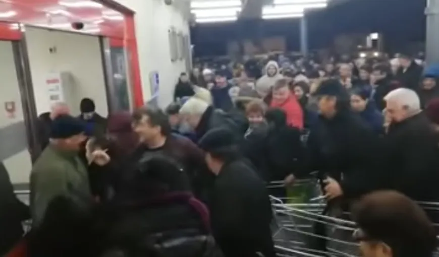 Îmbulzeală de nedescris în Baia Mare la deschiderea unui supermarket