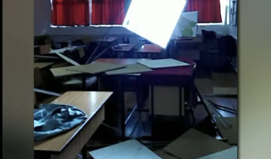 Panică într-un liceu din Buzău. Tavanul unei clase s-a prăbuşit peste elevi VIDEO