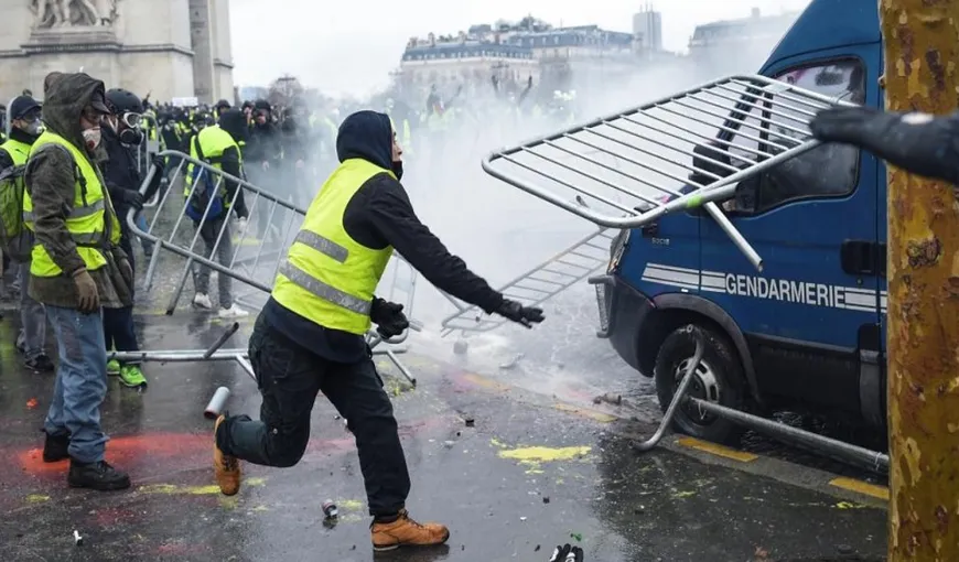 Proteste Franţa. 125.000 de manifestanţi în Franţa, 1.385 de arestări. Ciocniri violente la Paris. Avertizare MAE