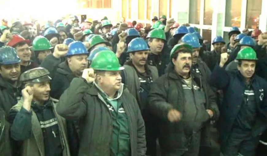 Minerii de la Complexul Energetic Oltenia renunţă grevă. Primesc o majorare salarială de până la 700 de lei brut şi vouchere de vacanţă