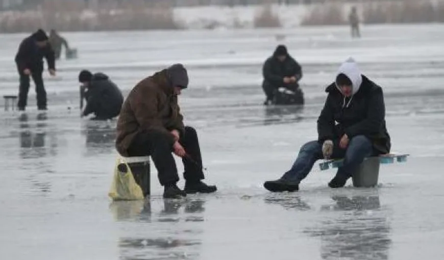 Un bărbat care pescuia la copcă a căzut în lacul Dobroeşti