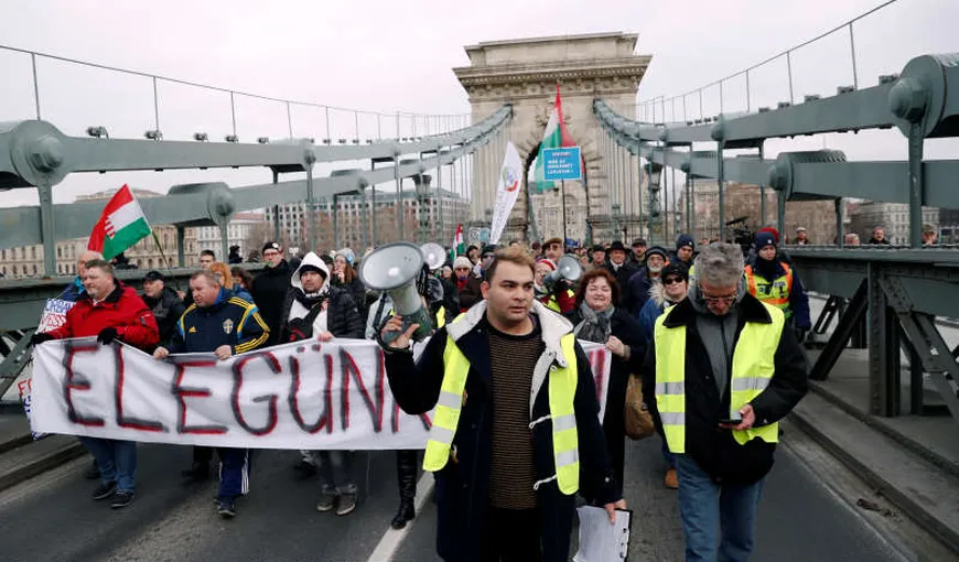 Mii de persoane au protestat la Budapesta faţă de legea privind orele suplimentare de lucru