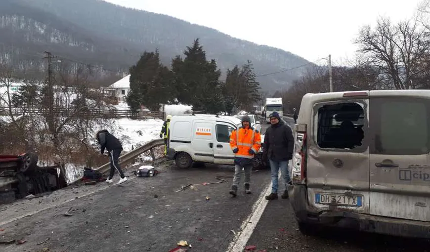 Accident în Hunedoara între un microbuz şi patru maşini: Un bărbat este rănit grav