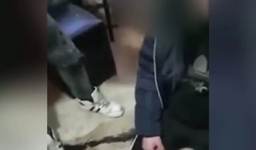 Atenţie, imagini şocante! Adolescent bătut şi umilit de alţi tineri VIDEO